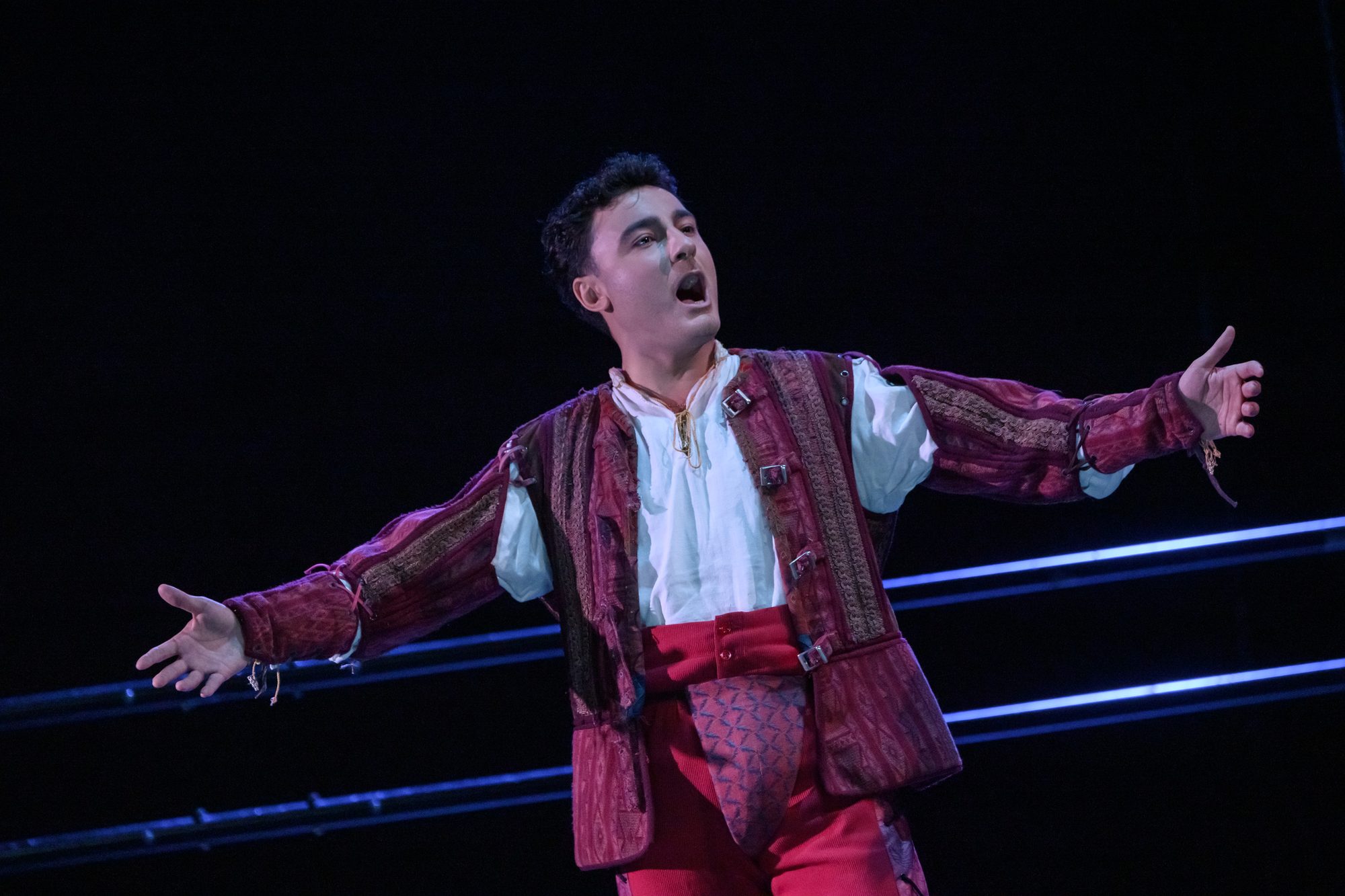Oscar Encinas sobre el escenario