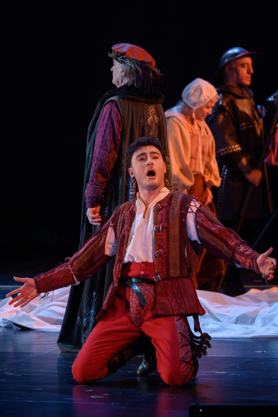 Oscar Encinas caracterizado en escena